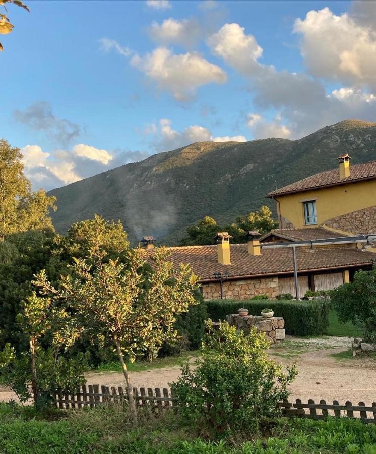 Agriturismo Is Conchisceddas Gonnosfanàdiga Exteriör bild