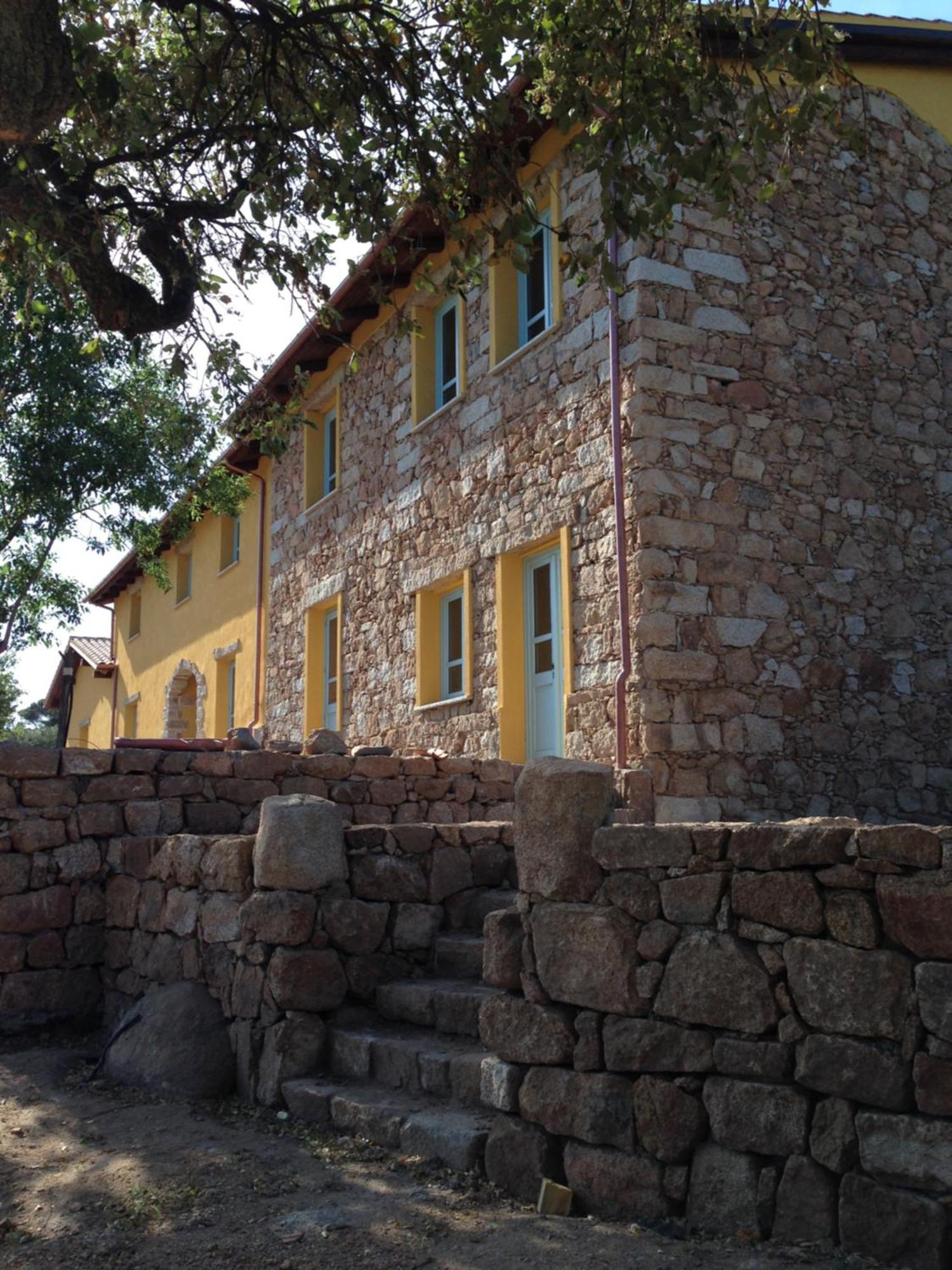 Agriturismo Is Conchisceddas Gonnosfanàdiga Exteriör bild