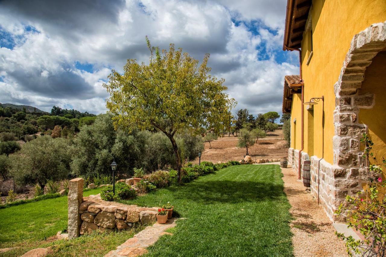 Agriturismo Is Conchisceddas Gonnosfanàdiga Exteriör bild
