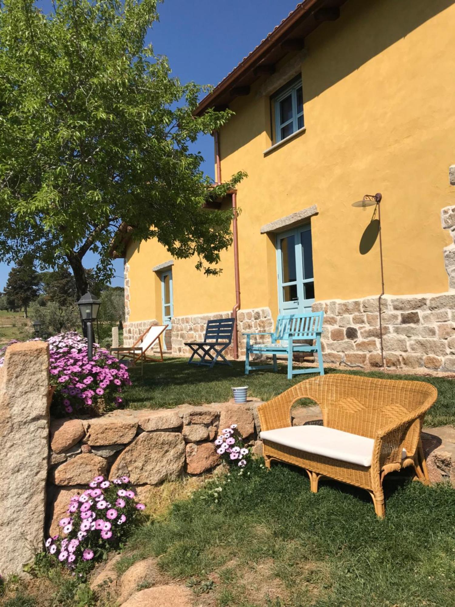 Agriturismo Is Conchisceddas Gonnosfanàdiga Exteriör bild